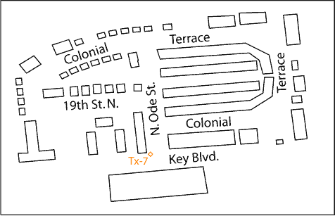 Abbildung 2: Planansicht des Gebiets Colonial Terrace in Rosslyn mit Angabe der Gebäudestandorte, des Straßennamens und des Standorts des Senders 7.